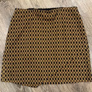 CAbi Standout Skirt Size Medium in Polyester and Nylon blend w/ eased waistband